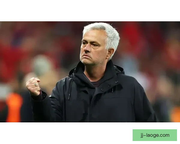 曼奇尼意甲主场头球破门打破罗马德比僵局引发全场沸腾